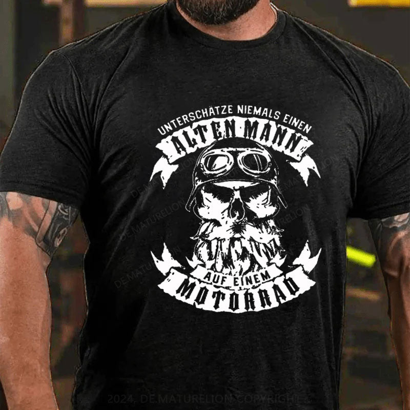 Unterschätze Niemals Einen Alten Mann Auf Einem Motorrad T-Shirt