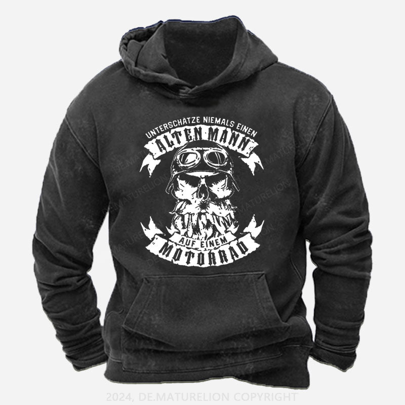 Unterschätze Niemals Einen Alten Mann Auf Einem Motorrad Hoodie