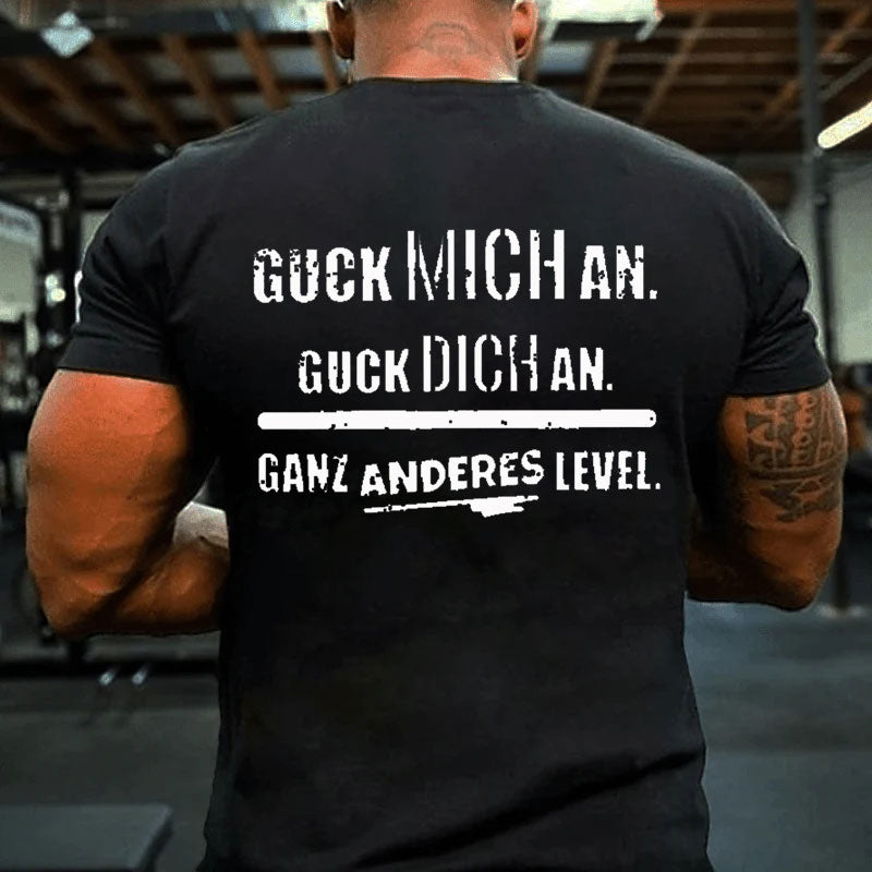 Guck Mich An Guck Dich An Ganz Anderes Level T-Shirt