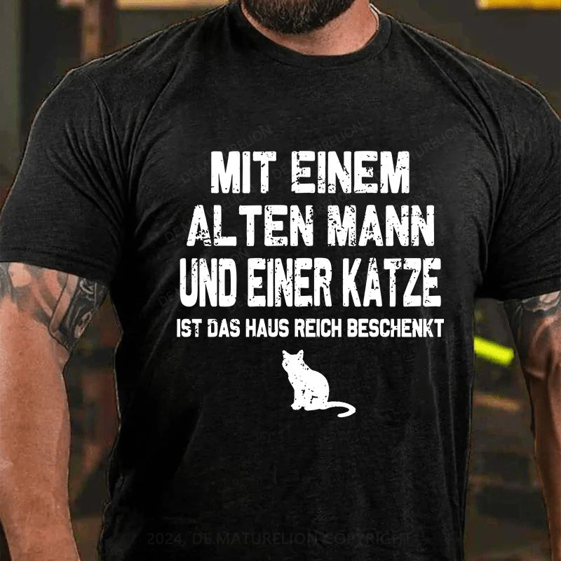 Mit einem alten Mann und einer Katze ist das Haus reich beschenkt T-Shirt