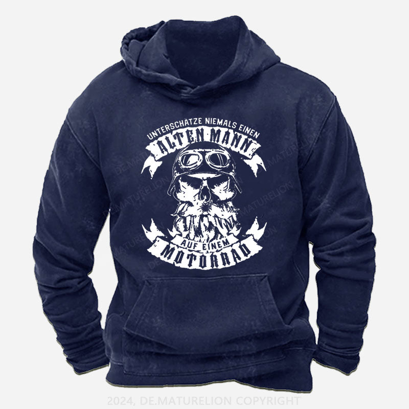 Unterschätze Niemals Einen Alten Mann Auf Einem Motorrad Hoodie