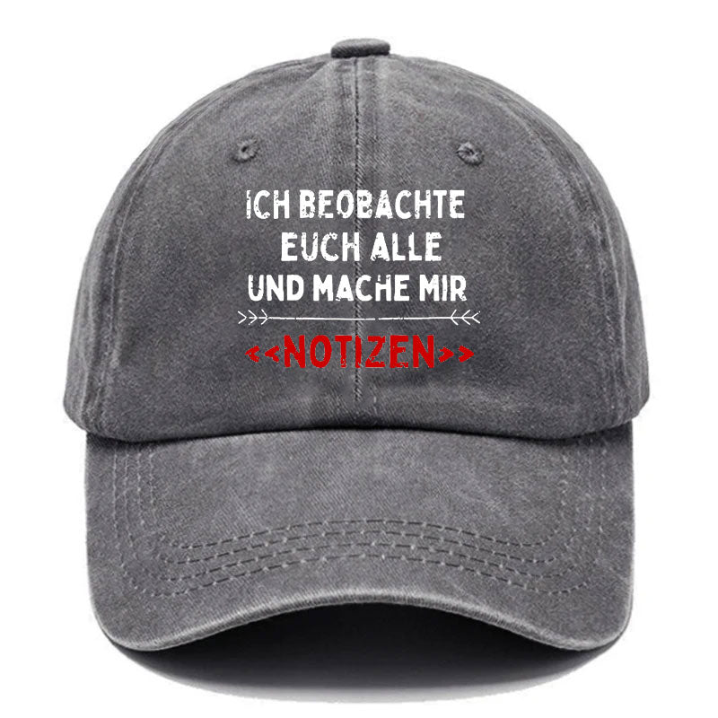 Ich Beobachte Euch Alle Und Mache Mir Notizen Baseball Cap
