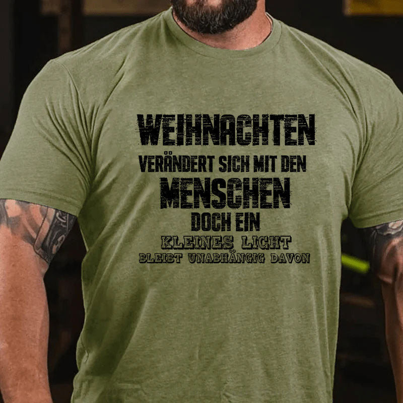 Weihnachten verändert sich mit den Menschen, doch ein kleines Licht bleibt unabhängig davon T-Shirt