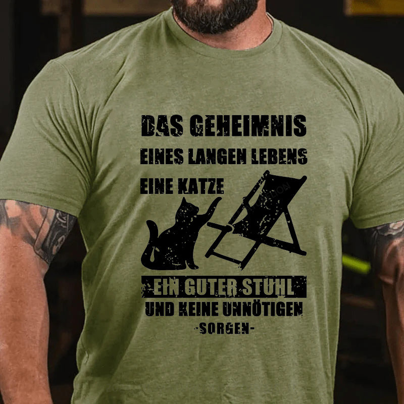 Das Geheimnis eines langen Lebens: eine Katze, ein guter Stuhl und keine unnötigen Sorgen T-Shirt