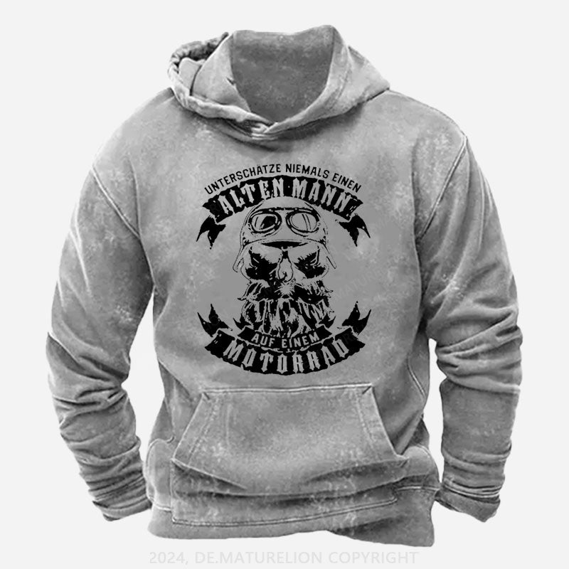 Unterschätze Niemals Einen Alten Mann Auf Einem Motorrad Hoodie