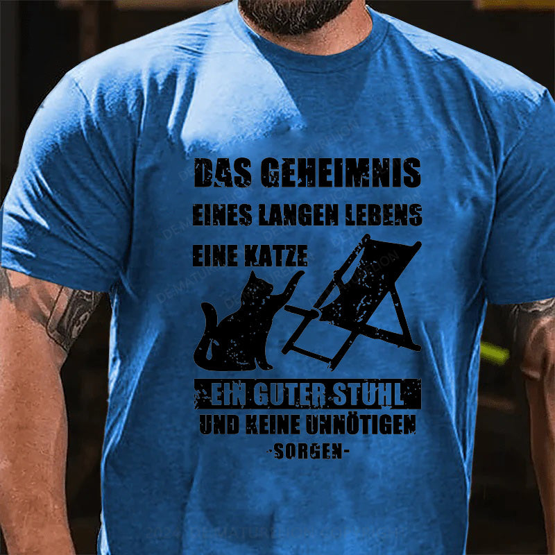 Das Geheimnis eines langen Lebens: eine Katze, ein guter Stuhl und keine unnötigen Sorgen T-Shirt