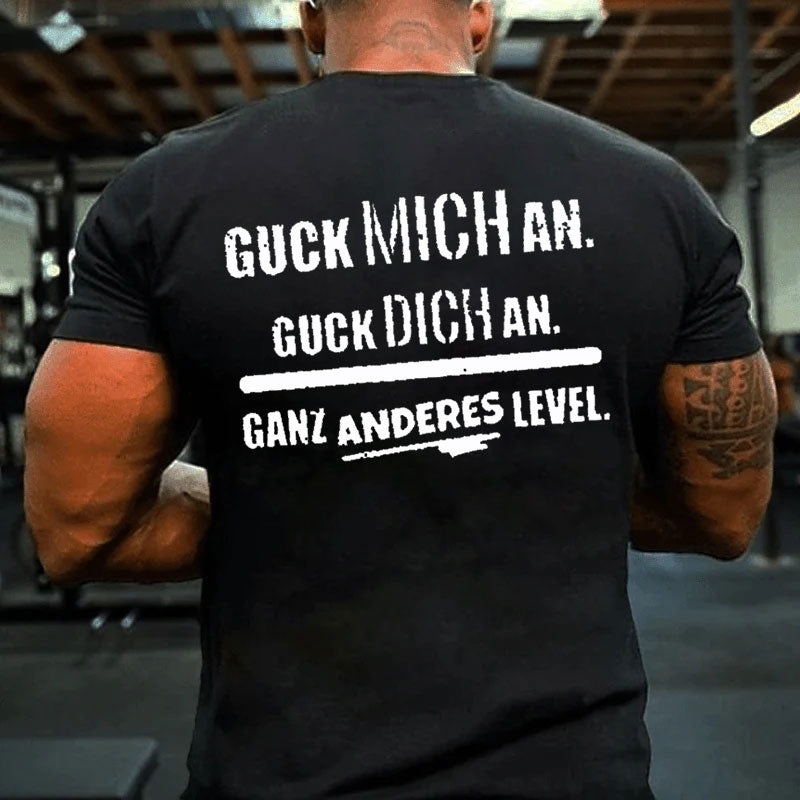 Guck Mich An Guck Dich An Ganz Anderes Level T-Shirt