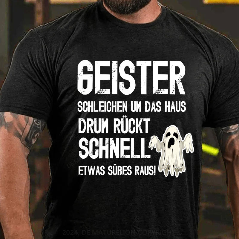 Geister schleichen um das Haus, drum rückt schnell etwas Süßes raus! T-Shirt