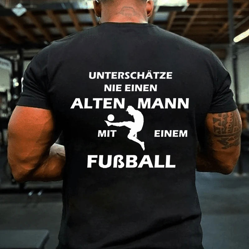 Alter Mann beim Fußball spielen T-Shirt