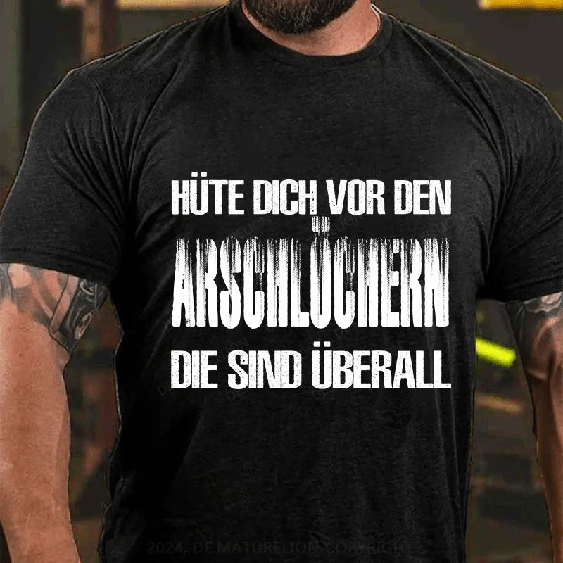 Hüte Dich Vor Den Arschlöchern Die Sind Überall T-Shirt