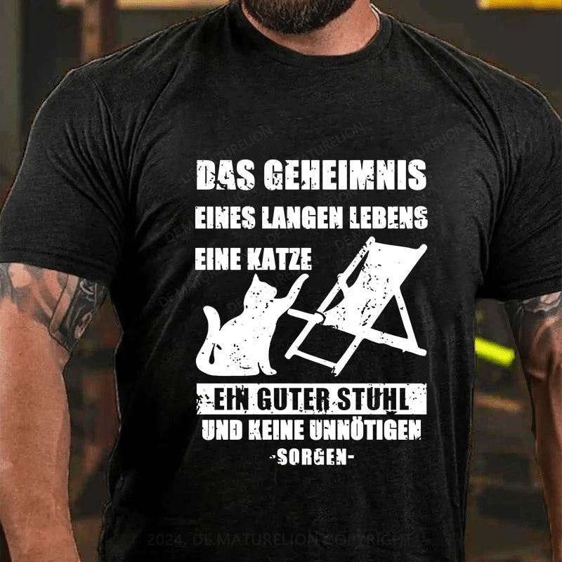 Das Geheimnis eines langen Lebens: eine Katze, ein guter Stuhl und keine unnötigen Sorgen T-Shirt