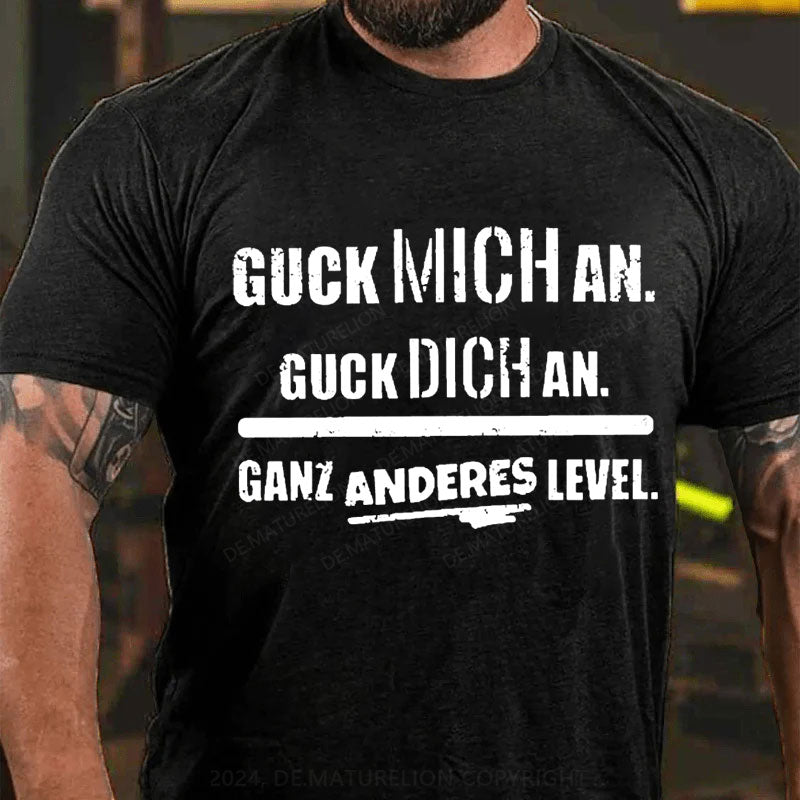 Guck mich an. Guck dich an. Ganz anderes Level T-Shirt