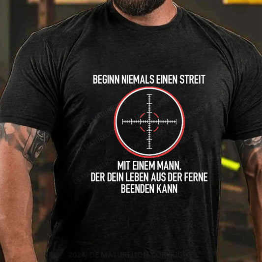 Beginnen Sie niemals einen Streit mit einem Mann, der Ihr Leben aus der Ferne beenden kann T-Shirt