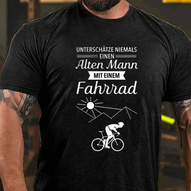 Unterschätze niemals einen alten Mann mit Fahrrad T-Shirt