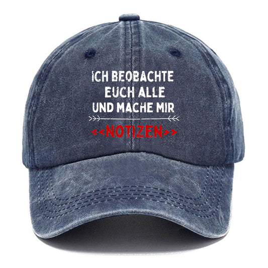 Ich Beobachte Euch Alle Und Mache Mir Notizen Baseball Cap