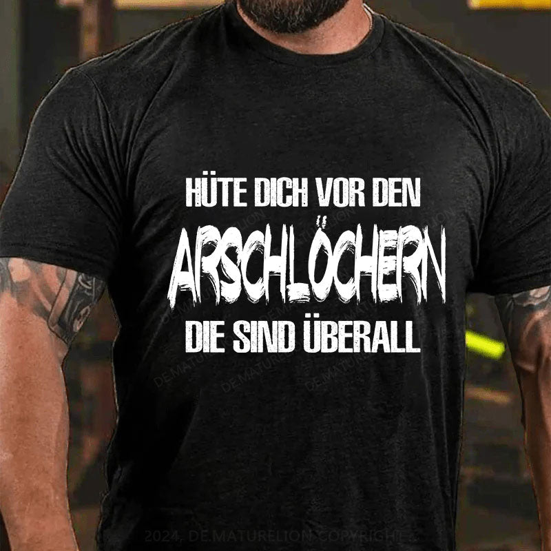 Hüte Dich Vor Den Arschlöchern Die Sind Überall T-Shirt