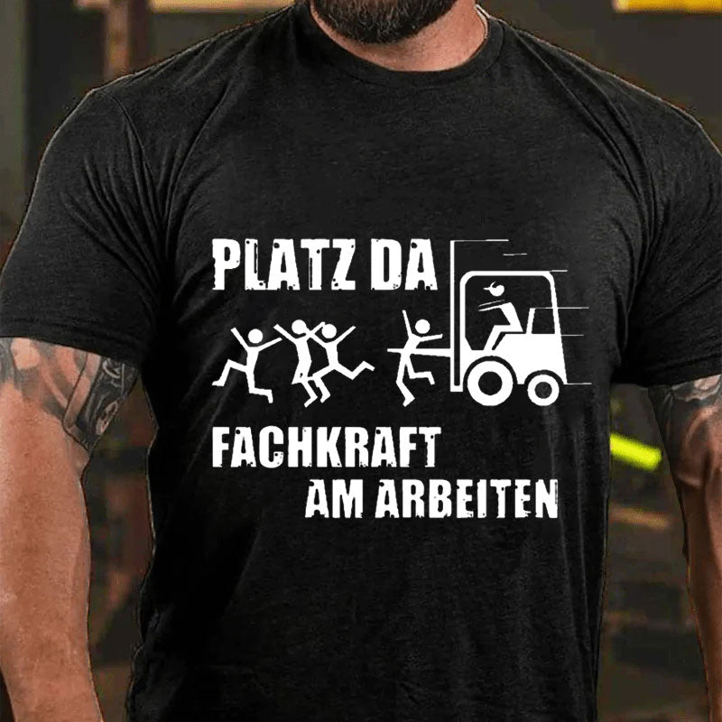 Platz Da Fachkraft Am Arbeiten T-Shirt