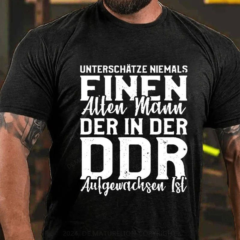 Unterschätze Niemals Einen Alten Mann Der In Der DDR Aufgewachsen ist T-Shirt