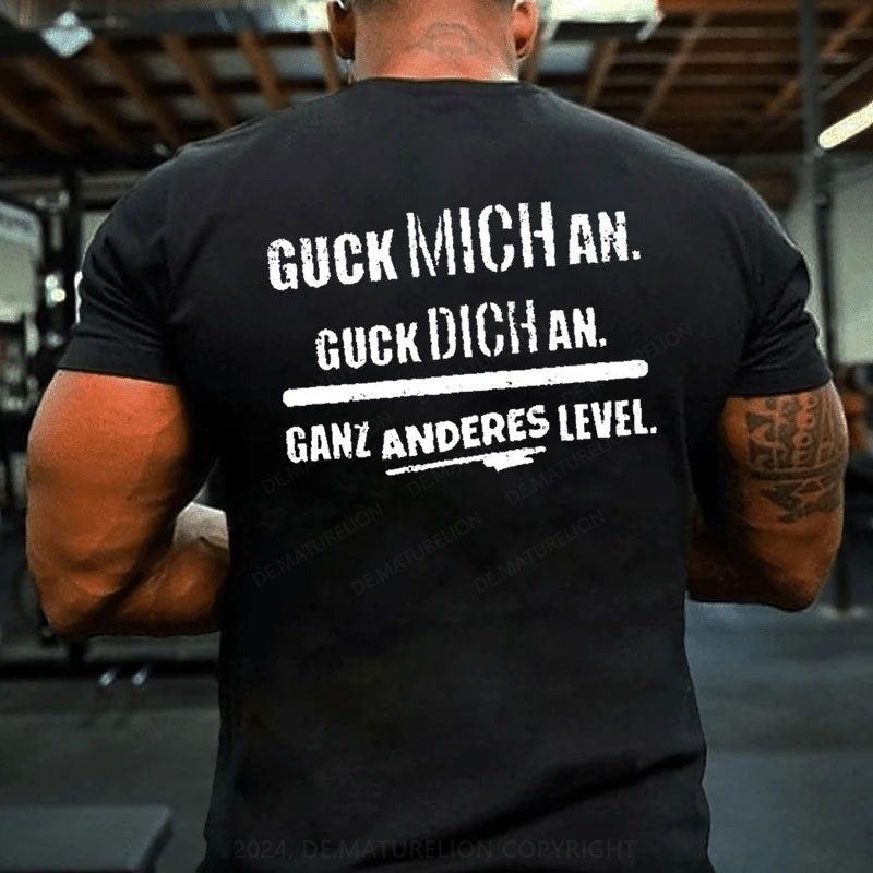 Guck Mich An Guck Dich An Ganz Anderes Level T-Shirt