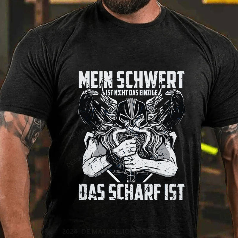 Nicht nur mein Schwert ist scharf T-Shirt