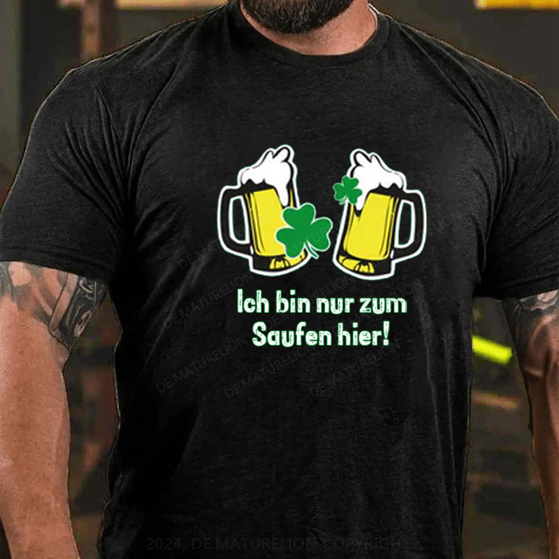 Ich Bin Nur Zum Saufen Hier T-Shirt