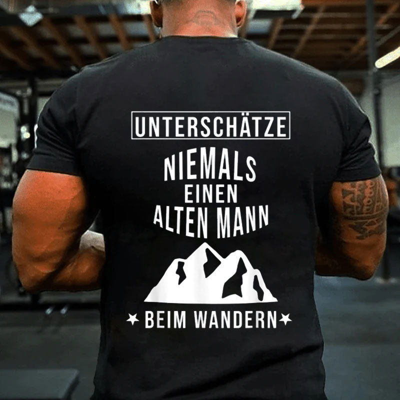 Alter Mann beim Wandern Wanderung Berge Wald T-Shirt