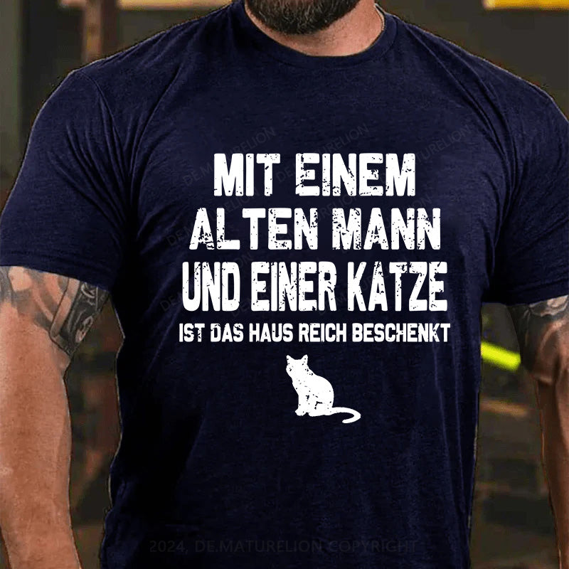 Mit einem alten Mann und einer Katze ist das Haus reich beschenkt T-Shirt