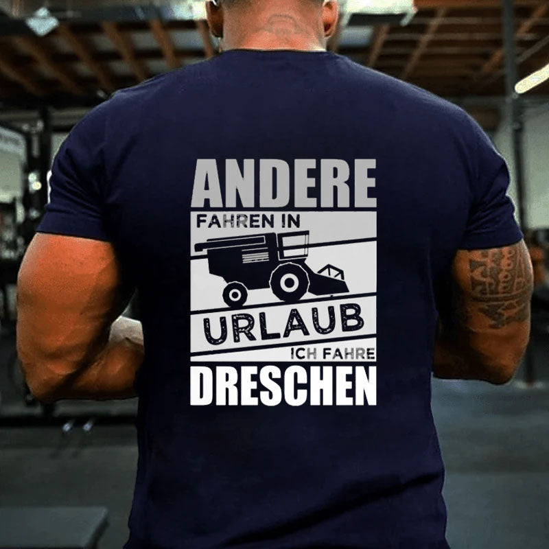 Andere fahren in Urlaub Ich fahre dreschen Männer T-Shirt