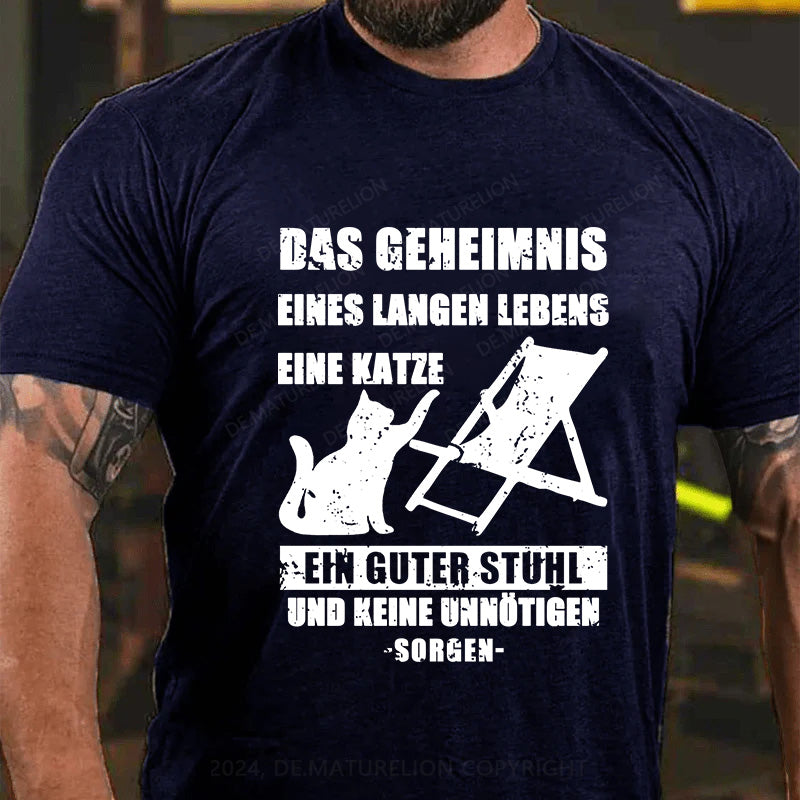 Das Geheimnis eines langen Lebens: eine Katze, ein guter Stuhl und keine unnötigen Sorgen T-Shirt