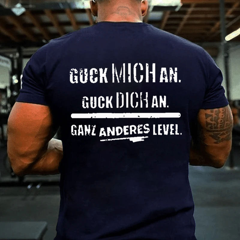 Guck Mich An Guck Dich An Ganz Anderes Level T-Shirt