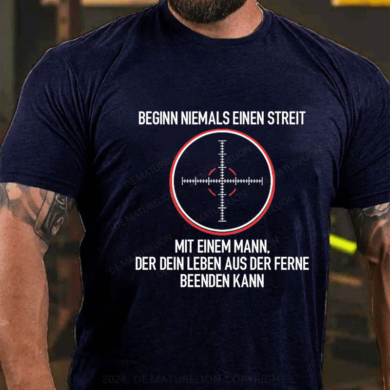 Beginnen Sie niemals einen Streit mit einem Mann, der Ihr Leben aus der Ferne beenden kann T-Shirt