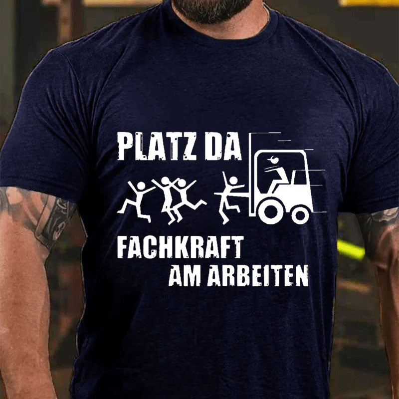 Platz Da Fachkraft Am Arbeiten T-Shirt