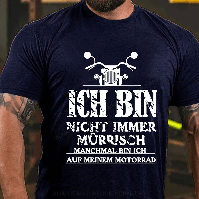 Ich bin nicht immer mürrisch. Manchmal bin ich auf meinem Motorrad T-Shirt