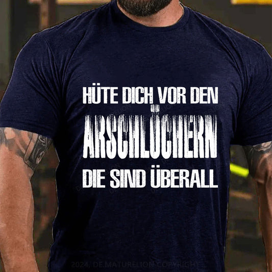 Hüte Dich Vor Den Arschlöchern Die Sind Überall T-Shirt