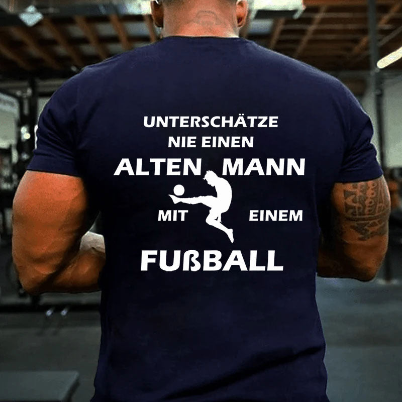 Alter Mann beim Fußball spielen T-Shirt