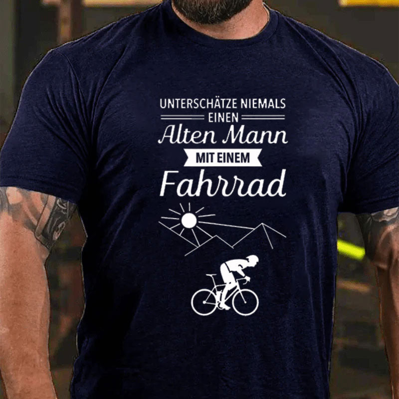 Unterschätze niemals einen alten Mann mit Fahrrad T-Shirt