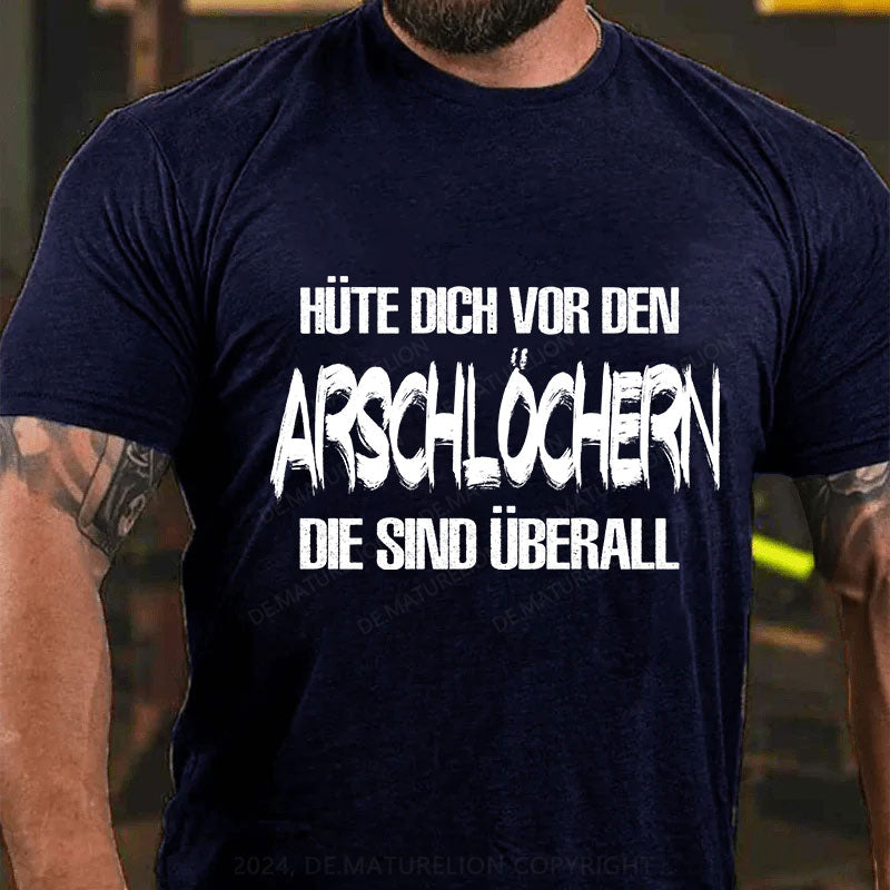 Hüte Dich Vor Den Arschlöchern Die Sind Überall T-Shirt