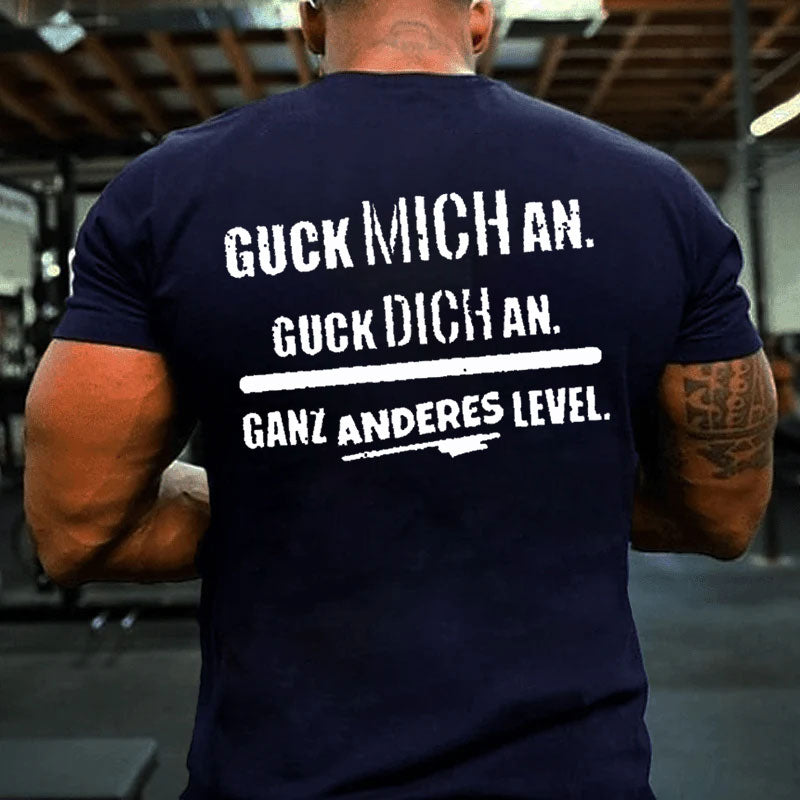 Guck Mich An Guck Dich An Ganz Anderes Level T-Shirt