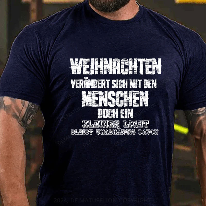 Weihnachten verändert sich mit den Menschen, doch ein kleines Licht bleibt unabhängig davon T-Shirt