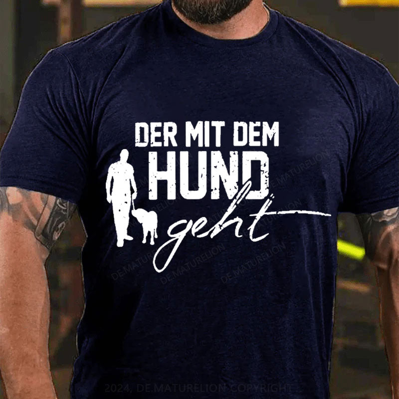 Der mit dem Hund geht T-Shirt