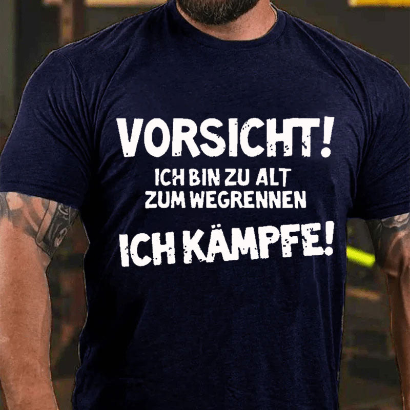 Vorsicht Ich Bin Zu Alt Zum Wegrennen Ich Kämpfe T-Shirt