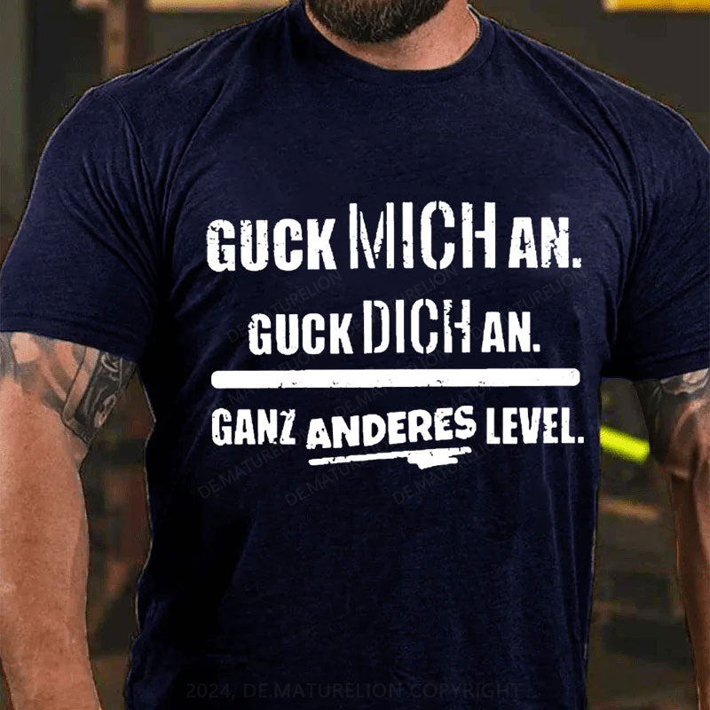 Guck mich an. Guck dich an. Ganz anderes Level T-Shirt