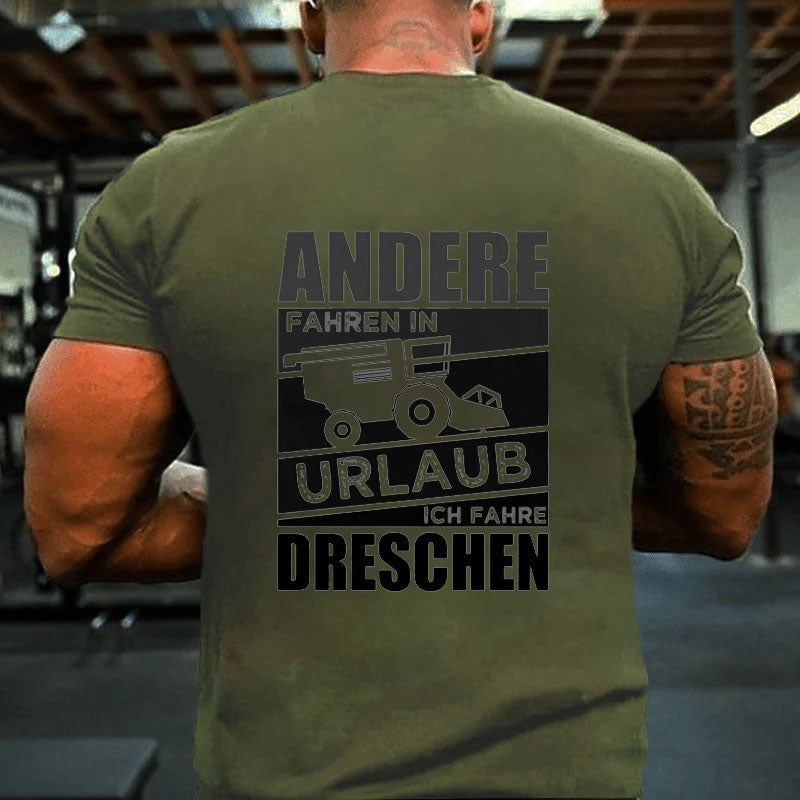 Andere fahren in Urlaub Ich fahre dreschen Männer T-Shirt