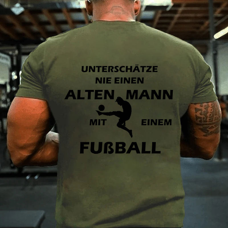 Alter Mann beim Fußball spielen T-Shirt