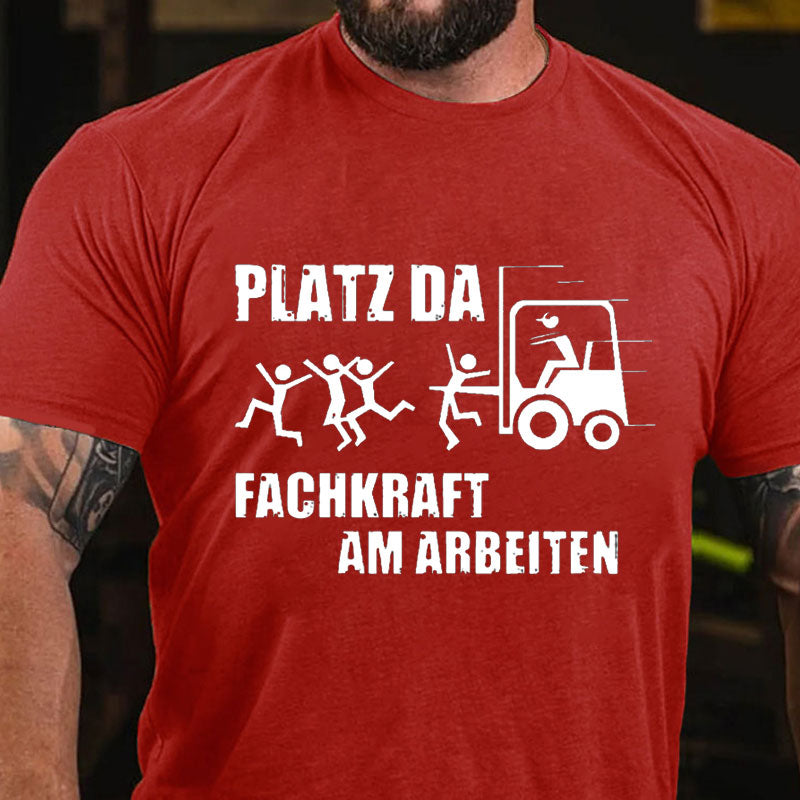 Platz Da Fachkraft Am Arbeiten T-Shirt