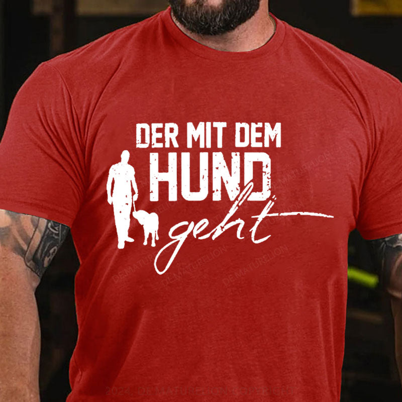 Der mit dem Hund geht T-Shirt