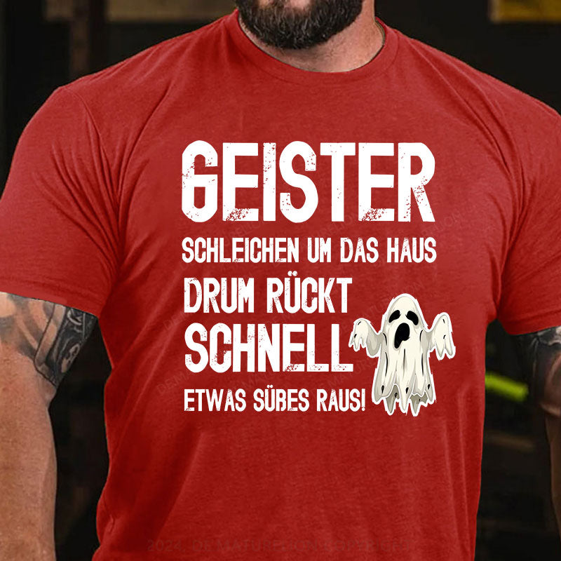 Geister schleichen um das Haus, drum rückt schnell etwas Süßes raus! T-Shirt