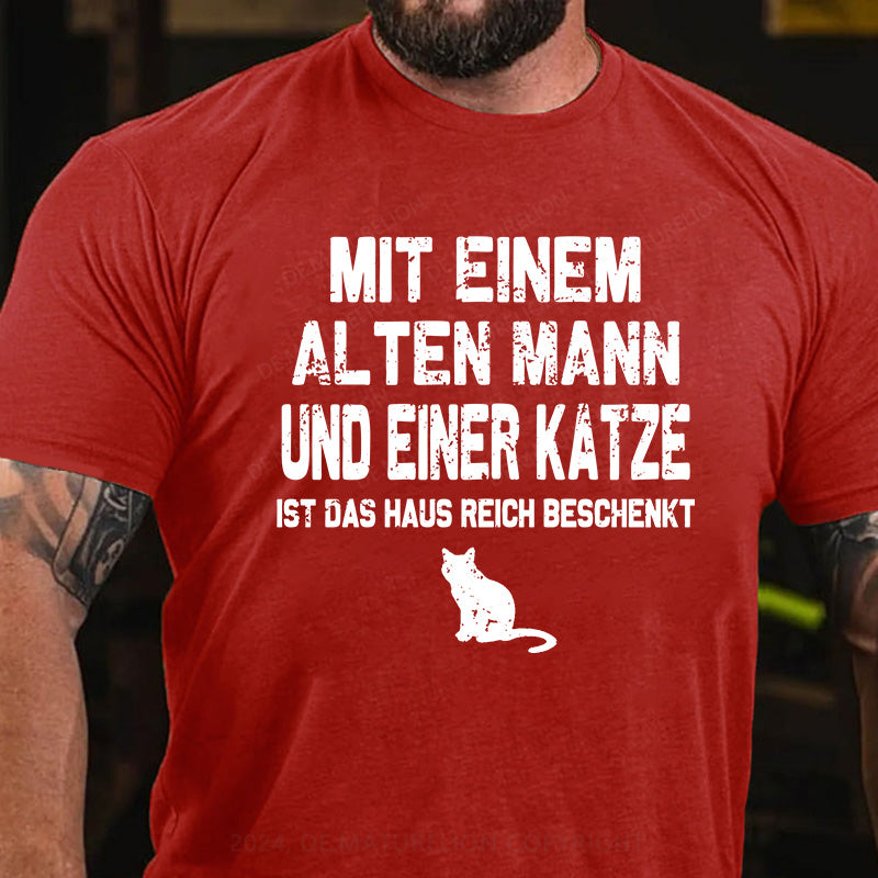 Mit einem alten Mann und einer Katze ist das Haus reich beschenkt T-Shirt
