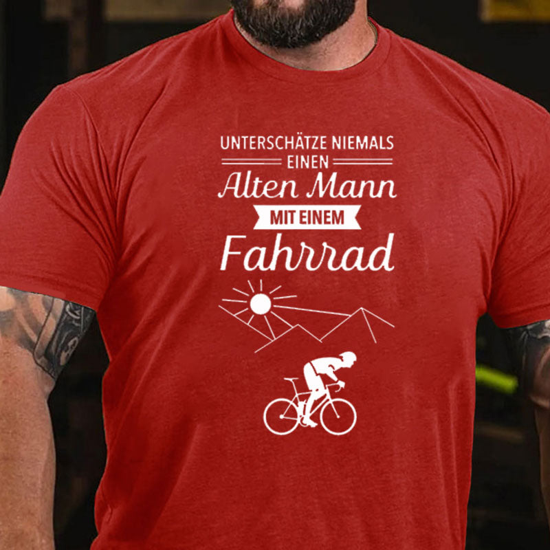 Unterschätze niemals einen alten Mann mit Fahrrad T-Shirt