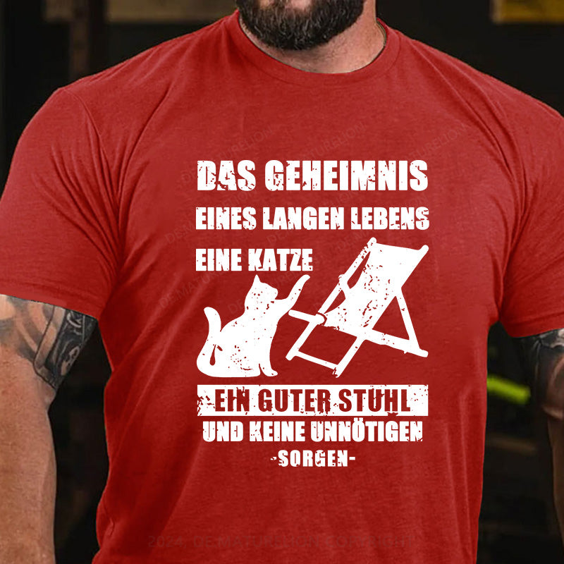 Das Geheimnis eines langen Lebens: eine Katze, ein guter Stuhl und keine unnötigen Sorgen T-Shirt